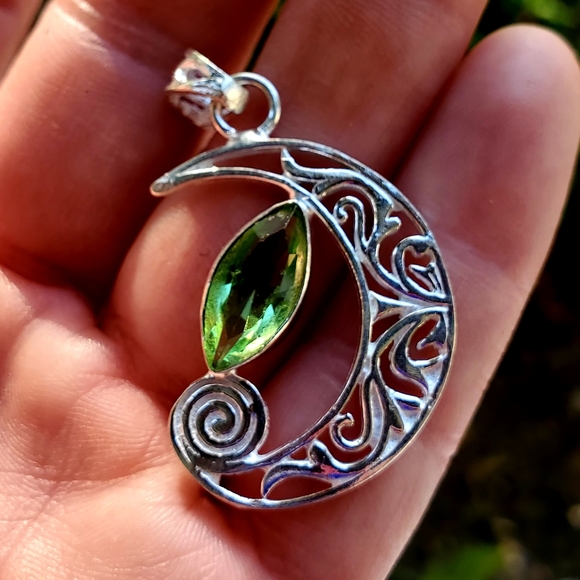 New Tsavorite Silver Crescent Moon Pendant. - Picture 2 of 15